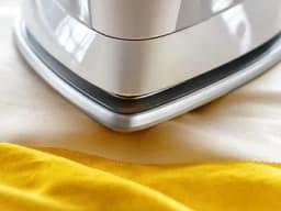 Aufkleber von Kleidung entfernen mit Bügeleisen Titelbild