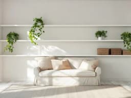 Hell und aufgeräumt: Ein perfekt organisiertes Wohnzimmer mit viel Tageslicht.